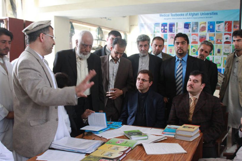 Der afghanische Hochschulminister Dr Obaid und Finanzminister Dr Zakhilwal informieren sich über die Lehrbücher
